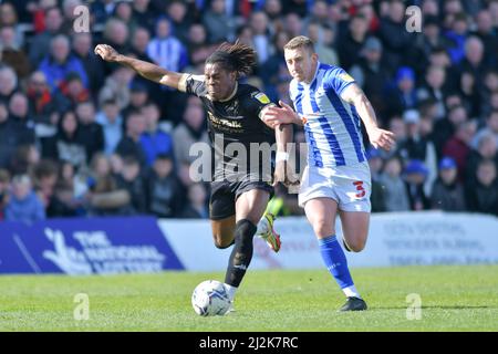 Hartlepool, Royaume-Uni. 02nd avril 2022. HARTLEPOOL, ROYAUME-UNI. AVRIL 2nd Brandon Thomas-Asante de Salford City et David Ferguson de Hartlepool United se battent pour le ballon lors du match de la Sky Bet League 2 entre Hartlepool United et Salford City à Victoria Park, à Hartlepool, le samedi 2nd avril 2022. (Crédit : Scott Llewellyn | MI News) crédit : MI News & Sport /Alay Live News Banque D'Images