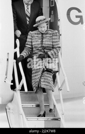 La reine Elizabeth II ouvre l'aéroport de London City, à l'est de Londres.ici, la reine descend d'un avion après avoir été donné une courte visite de l'avion. London City Airport est un aéroport international de Londres. Il est situé dans les Royal Docks, dans le quartier londonien de Newham, à environ 11 km (6,9 mi) à l'est de la ville de Londres. Il possède une piste de 1 500 mètres. L'aéroport a été proposé pour la première fois en 1981 par Reg Ward, qui était le directeur général de la London Docklands Development Corporation (LDDC), récemment créée, qui était responsable de la régénération de la région. La construction a commencé Banque D'Images