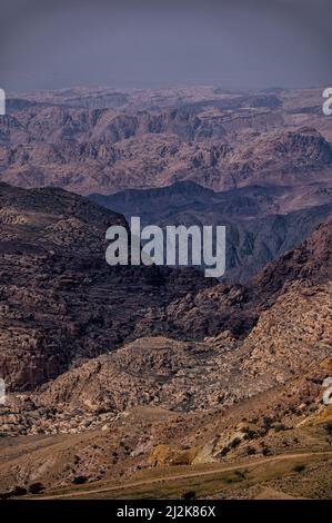 Paysage désertique des montagnes d'Edom, Shoubak, Jordanie. Banque D'Images