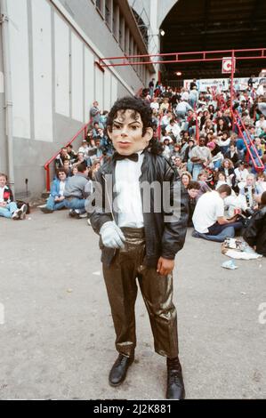 Le public se réunit à l'extérieur de l'arène de Wembley avant le concert de Michael Jackson. 15th juillet 1988. Banque D'Images