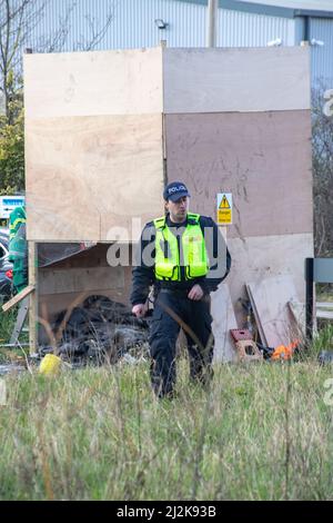 Grays, Thurrock, Royaume-Uni 2 avril 2022 Arrêt des manifestants pétroliers pour bloquer les routes au dépôt pétrolier de Thurrock. Quatre manifestants ont grimpé à bord d'un pétrolier se fixant sur le toit avec des écluses tandis qu'un autre groupe a créé une structure en bois qui couvrait un tunnel creusé sous la route. Un homme a été enlevé du sommet de la structure en bois et arrêté. La structure a ensuite été retirée et l'équipe du tunnel a commencé à travailler à la dépose des tunneliers. Crédit : Denise Laura Baker/Alay Live News Banque D'Images