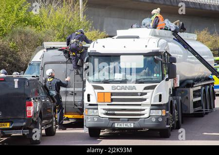 Grays, Thurrock, Royaume-Uni 2 avril 2022 Arrêt des manifestants pétroliers pour bloquer les routes au dépôt pétrolier de Thurrock. Quatre manifestants ont grimpé à bord d'un pétrolier se fixant sur le toit avec des écluses tandis qu'un autre groupe a créé une structure en bois qui couvrait un tunnel creusé sous la route. Les quatre manifestants ont été enlevés par les services d'urgence à l'aide d'une civière et ont été arrêtés par la suite. Crédit : Denise Laura Baker/Alay Live News Banque D'Images