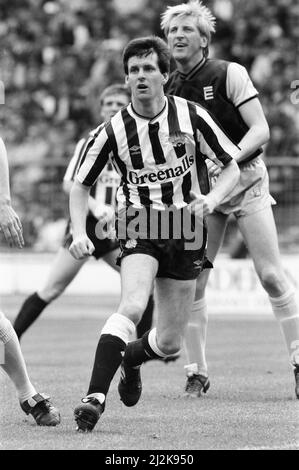 Tournoi du Centenaire de la Ligue de football, également connu sous le nom de Mercantile Credit football Festival, un tournoi amical qui s'est tenu du 16th au 17th avril 1988 au stade Wembley pour célébrer l'anniversaire de la Ligue de football 100th. 12 équipes ont participé au tournoi. Le premier jour de la compétition consistait en des tours d'ouverture et des quarts de finale, et il s'agissait de matchs de 40 minutes. Notre photo montre ... le tour d'ouverture action match, samedi 16th avril 1988. Banque D'Images