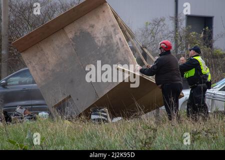 Grays, Thurrock, Royaume-Uni 2 avril 2022 Arrêt des manifestants pétroliers pour bloquer les routes au dépôt pétrolier de Thurrock. Quatre manifestants ont grimpé à bord d'un pétrolier se fixant sur le toit avec des écluses tandis qu'un autre groupe a créé une structure en bois qui couvrait un tunnel creusé sous la route. Un homme a été enlevé du sommet de la structure en bois et arrêté. La structure a ensuite été retirée et l'équipe du tunnel a commencé à travailler à la dépose des tunneliers. Crédit : Denise Laura Baker/Alay Live News Banque D'Images