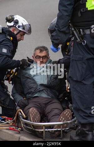 Grays, Thurrock, Royaume-Uni 2 avril 2022 Arrêt des manifestants pétroliers pour bloquer les routes au dépôt pétrolier de Thurrock. Quatre manifestants ont grimpé à bord d'un pétrolier se fixant sur le toit avec des écluses tandis qu'un autre groupe a créé une structure en bois qui couvrait un tunnel creusé sous la route. Les quatre manifestants ont été enlevés par les services d'urgence à l'aide d'une civière et ont été arrêtés par la suite. Crédit : Denise Laura Baker/Alay Live News Banque D'Images