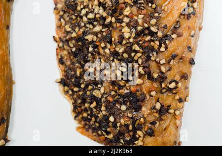 Filets de maquereau écossais fumé chaud avec grains de poivre noir craquelé, délicieux poisson Banque D'Images