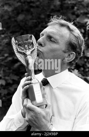 Bobby Moore West Ham et le footballeur d'Angleterre embrasse l'ancien trophée de la coupe du monde Jules Rimet 29th juillet 1987. Banque D'Images