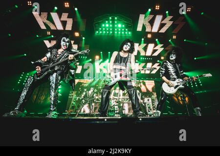 ITALIE, BOLOGNE, UNIPOL ARENA 2017: Gene Simmons, Paul Stanley et Tommy Thayer, du groupe de rock américain “KISS”, se présentant en direct sur scène pour la jambe européenne “World Tour” Banque D'Images