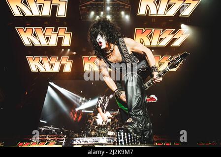 ITALIE, BOLOGNE, UNIPOL ARENA 2017: Paul Stanley, guitariste et chanteur du groupe de rock américain “KISS”, se présentant en direct sur scène pour la jambe européenne “World Tour” Banque D'Images