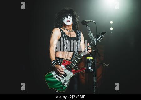 ITALIE, BOLOGNE, UNIPOL ARENA 2017: Paul Stanley, guitariste et chanteur du groupe de rock américain “KISS”, se présentant en direct sur scène pour la jambe européenne “World Tour” Banque D'Images