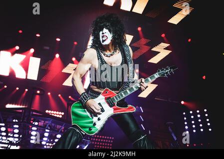 ITALIE, BOLOGNE, UNIPOL ARENA 2017: Paul Stanley, guitariste et chanteur du groupe de rock américain “KISS”, se présentant en direct sur scène pour la jambe européenne “World Tour” Banque D'Images