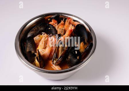 SOUPE DE crevettes, de crustacés et de crabe spécial PIER CLAWNINNO dans le bol vue sur fond gris Singapour cuisine Banque D'Images