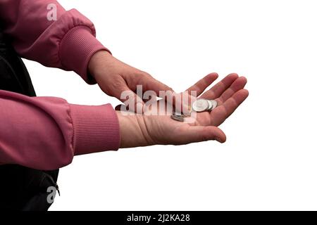 Dernier argent pour l'épicerie. Pièces de monnaie dans la main d'une femme d'âge moyen. Le concept de la crise alimentaire mondiale associé à la guerre en Ukraine. Isolé Banque D'Images