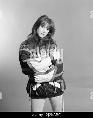 Tiffany, chanteuse américaine âgée de 16 ans, pose pour des photos, Daily Mirror Studio, Londres, jeudi 21st janvier 1988. Tiffany est au Royaume-Uni pour promouvoir son single, je pense que nous sommes seuls maintenant, qui est à jour au numéro 3 dans les graphiques. Banque D'Images