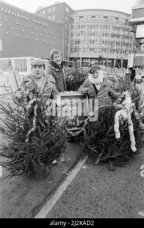 De gauche à droite, David Jason as Del Boy, Nicholas Lyndhurst as Rodney et Buster Merryfield as Uncle Albert from 'Only Fools and Horses' with Christmas Trees Outside the BBC Television Center. 7th décembre 1987. Banque D'Images