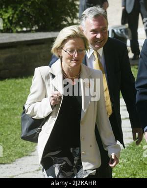 Célébration à Vadstena concernant le 700th anniversaire de la naissance de Saint Birgitta. La ministre des Affaires étrangères Anna Lindh avec son mari Bo Holmberg. Banque D'Images