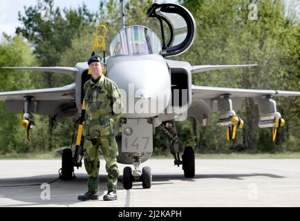 Le commandant suprême, Håkan Syrèn (ÖB), a visité la base aérienne Hagshult dimanche, au cours de l'exercice 04 de la Force aérienne où, entre autres, Jas 39 Gripen a été transporté. Banque D'Images