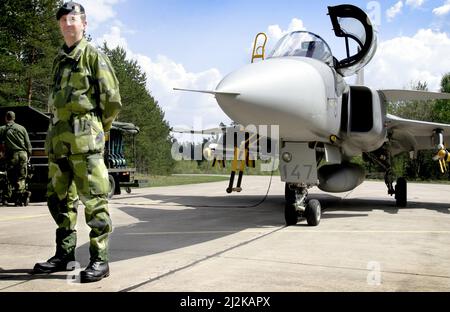 Le commandant suprême, Håkan Syrèn (ÖB), a visité la base aérienne Hagshult dimanche, au cours de l'exercice 04 de la Force aérienne où, entre autres, Jas 39 Gripen a été transporté. Banque D'Images