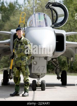 Le commandant suprême, Håkan Syrèn (ÖB), a visité la base aérienne Hagshult dimanche, au cours de l'exercice 04 de la Force aérienne où, entre autres, Jas 39 Gripen a été transporté. Banque D'Images