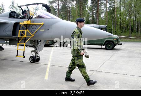 Le commandant suprême, Håkan Syrèn (ÖB), a visité la base aérienne Hagshult dimanche, au cours de l'exercice 04 de la Force aérienne où, entre autres, Jas 39 Gripen a été transporté. Banque D'Images