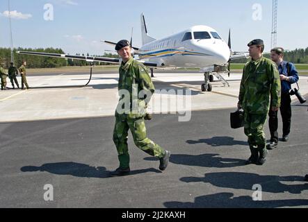 Le Commandant suprême, Håkan Syrèn (au milieu), (ÖB) a visité la base aérienne Hagshult dimanche, lors de l'exercice 04 de la Force aérienne où, entre autres, Jas 39 Gripen a été piloté. Banque D'Images