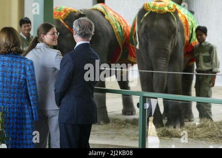 C'est la quatrième année que Kolmården organise l'aide aux animaux, qui est pour le bénéfice des animaux en danger, et cette année c'est l'éléphant qui est au centre. Dimanche, une cérémonie de réception a eu lieu pour les éléphants thaïlandais avec, entre autres, les membres de la famille royale suédoise, le roi Carl Gustaf, la reine Silvia et la princesse Victoria. Banque D'Images