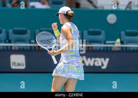 Miami Gardens, Floride, États-Unis. 2nd avril 2022. Naomi Osaka (JPN) contre IGA Swiatek (POL) lors du tournoi mondial de tennis à l'Open de Miami 2022 sous Itau. Finale des femmes 2022. Score dans la première série 2-4, leader Swiatek. Credit: Yaroslav Sabitov/YES Market Media/Alay Live News Banque D'Images