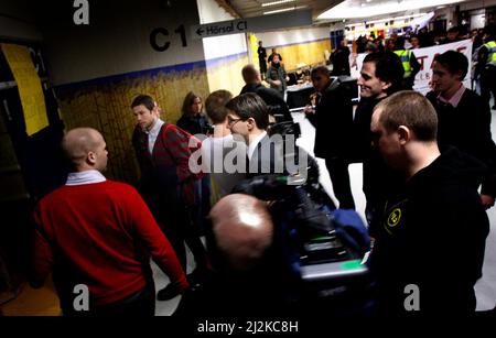 La dernière fois que le chef du parti démocrate suédois Jimmie Åkesson (SD), photographié au milieu, était à Linköping, il avait des œufs lancés contre lui. Hier, il a été rencontré par de nouvelles manifestations lorsqu'il a parlé à l'université de Linköping. Banque D'Images