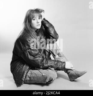 Tiffany, chanteuse américaine âgée de 16 ans, pose pour des photos, Daily Mirror Studio, Londres, jeudi 21st janvier 1988. Tiffany est au Royaume-Uni pour promouvoir son single, je pense que nous sommes seuls maintenant, qui est à jour au numéro 3 dans les graphiques. Banque D'Images