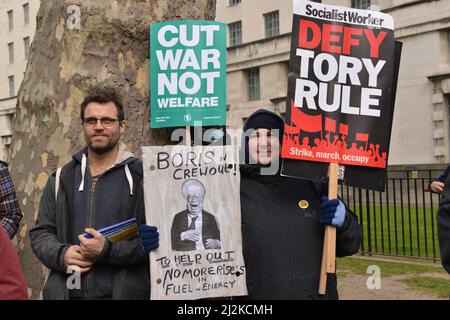 Londres, Angleterre, Royaume-Uni. 2nd avril 2022. Les manifestants se rassemblent en face de Downing Street à cause de la flambée des prix de l'énergie et du gaz au Royaume-Uni. (Credit image: © Thomas Krych/ZUMA Press Wire) Credit: ZUMA Press, Inc./Alamy Live News Banque D'Images