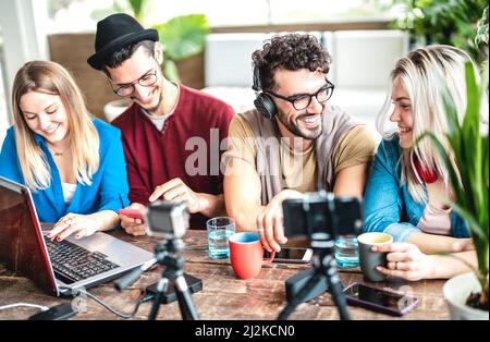 Jeunes étudiants heureux partageant du contenu sur une plate-forme de streaming avec la webcam numérique - concept de style de vie moderne avec les millenial gars et les filles s'amusant Banque D'Images