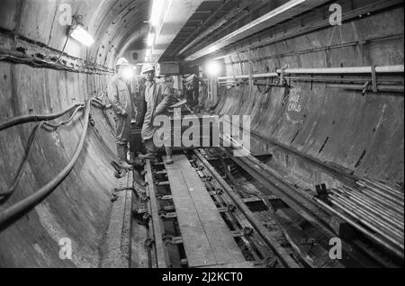 Construction du tunnel sous la Manche 28th novembre 1987. Ouvriers de la construction dans le tunnel de service du côté anglais de la Manche Banque D'Images