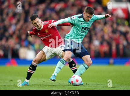 Diogo Dalot de Manchester United (à gauche) et Harvey Barnes de Leicester City se battent pour le ballon lors du match de la Premier League à Old Trafford, Manchester. Date de la photo: Samedi 2 avril 2022. Banque D'Images