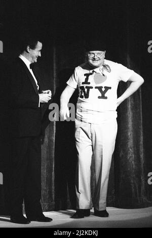 Benny Hill, comédien et comédien britannique, mieux connu pour son émission télévisée The Benny Hill Show, en Amérique, où il filme une heure spéciale, Benny Hill World Tour : New York, qui sera tourné sur place à New York, samedi 28th mars 1987. Notre photo montre ... Benny Hill en scène. Banque D'Images