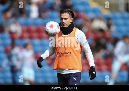 Burnley, Royaume-Uni. 02nd avril 2022. Jack Grealish de Manchester City se réchauffe. Match Premier League, Burnley et Manchester City à Turf Moor à Burnley, Lancs, le samedi 2nd avril 2022. Cette image ne peut être utilisée qu'à des fins éditoriales. Utilisation éditoriale uniquement, licence requise pour une utilisation commerciale. Aucune utilisation dans les Paris, les jeux ou les publications d'un seul club/ligue/joueur. photo par Chris Stading/Andrew Orchard sports Photography/Alamy Live News crédit: Andrew Orchard sports Photography/Alamy Live News Banque D'Images