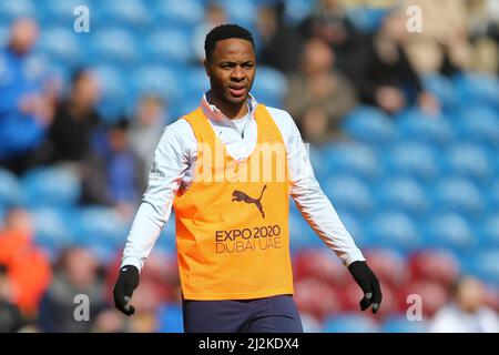 Burnley, Royaume-Uni. 02nd avril 2022. Raheem Sterling de Manchester City se réchauffe. Match Premier League, Burnley et Manchester City à Turf Moor à Burnley, Lancs, le samedi 2nd avril 2022. Cette image ne peut être utilisée qu'à des fins éditoriales. Utilisation éditoriale uniquement, licence requise pour une utilisation commerciale. Aucune utilisation dans les Paris, les jeux ou les publications d'un seul club/ligue/joueur. photo par Chris Stading/Andrew Orchard sports Photography/Alamy Live News crédit: Andrew Orchard sports Photography/Alamy Live News Banque D'Images