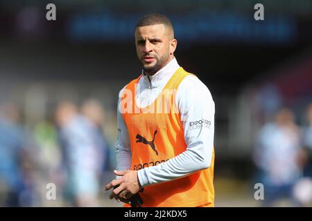 Burnley, Royaume-Uni. 02nd avril 2022. Kyle Walker de Manchester City se réchauffe. Match Premier League, Burnley et Manchester City à Turf Moor à Burnley, Lancs, le samedi 2nd avril 2022. Cette image ne peut être utilisée qu'à des fins éditoriales. Utilisation éditoriale uniquement, licence requise pour une utilisation commerciale. Aucune utilisation dans les Paris, les jeux ou les publications d'un seul club/ligue/joueur. photo par Chris Stading/Andrew Orchard sports Photography/Alamy Live News crédit: Andrew Orchard sports Photography/Alamy Live News Banque D'Images