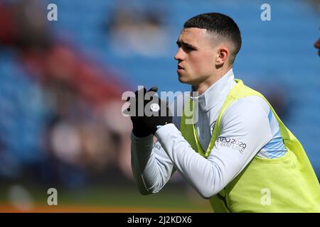 Burnley, Royaume-Uni. 02nd avril 2022. Phil Foden de Manchester City se réchauffe. Match Premier League, Burnley et Manchester City à Turf Moor à Burnley, Lancs, le samedi 2nd avril 2022. Cette image ne peut être utilisée qu'à des fins éditoriales. Utilisation éditoriale uniquement, licence requise pour une utilisation commerciale. Aucune utilisation dans les Paris, les jeux ou les publications d'un seul club/ligue/joueur. photo par Chris Stading/Andrew Orchard sports Photography/Alamy Live News crédit: Andrew Orchard sports Photography/Alamy Live News Banque D'Images