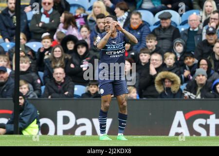 Burnley, Royaume-Uni. 02nd avril 2022. Raheem Sterling de Manchester City réagit après avoir manqué une chance. Match Premier League, Burnley et Manchester City à Turf Moor à Burnley, Lancs, le samedi 2nd avril 2022. Cette image ne peut être utilisée qu'à des fins éditoriales. Utilisation éditoriale uniquement, licence requise pour une utilisation commerciale. Aucune utilisation dans les Paris, les jeux ou les publications d'un seul club/ligue/joueur. photo par Chris Stading/Andrew Orchard sports Photography/Alamy Live News crédit: Andrew Orchard sports Photography/Alamy Live News Banque D'Images