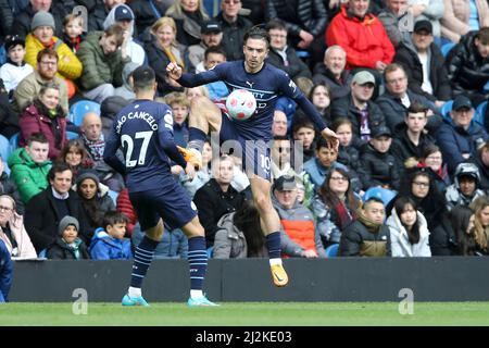 Burnley, Royaume-Uni. 02nd avril 2022. Jack Grealish de Manchester City contrôle le ballon. Remier League Match, Burnley v Manchester City à Turf Moor à Burnley, Lancs, le samedi 2nd avril 2022. Cette image ne peut être utilisée qu'à des fins éditoriales. Utilisation éditoriale uniquement, licence requise pour une utilisation commerciale. Aucune utilisation dans les Paris, les jeux ou les publications d'un seul club/ligue/joueur. photo par Chris Stading/Andrew Orchard sports Photography/Alamy Live News crédit: Andrew Orchard sports Photography/Alamy Live News Banque D'Images