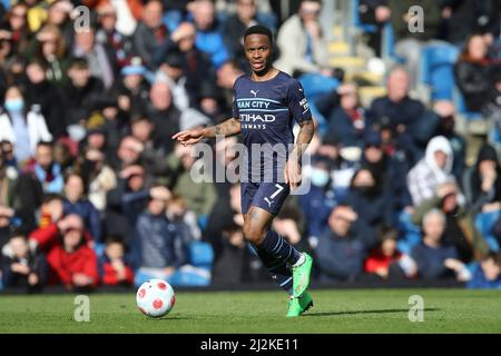 Burnley, Royaume-Uni. 02nd avril 2022. Raheem Sterling de Manchester City en action. Match Premier League, Burnley et Manchester City à Turf Moor à Burnley, Lancs, le samedi 2nd avril 2022. Cette image ne peut être utilisée qu'à des fins éditoriales. Utilisation éditoriale uniquement, licence requise pour une utilisation commerciale. Aucune utilisation dans les Paris, les jeux ou les publications d'un seul club/ligue/joueur. photo par Chris Stading/Andrew Orchard sports Photography/Alamy Live News crédit: Andrew Orchard sports Photography/Alamy Live News Banque D'Images