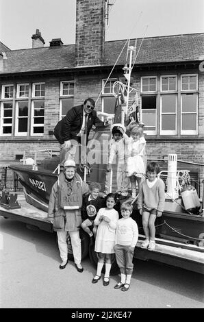 Prêt pour la mer dans le terrain fermé Huddersfield... c'était ces élèves de l'école de bébés de Birkby où il y avait un canot de sauvetage hier. Mme Jill Hinchliffe, enseignante, est vue avec les élèves. M. Andrew Ingham, de la branche de Honley et Brockholes de la Royal National Lifeboat institution, a pris le modèle à demi-échelle à l'école lorsqu'il est allé parler. La succursale locale de RNLI a emprunté le modèle de l'équipage du bateau de sauvetage Great Yarmouth et Gorleston pour aider à promouvoir l'organisme de bienfaisance au cours de sa semaine annuelle de collecte maison-à-maison. Le canot de sauvetage et un canot pneumatique Blue Peter vont dans huit écoles du TH Banque D'Images