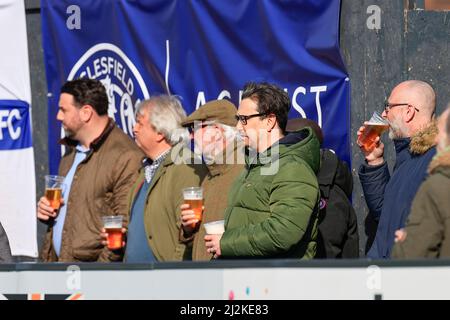 Macclesfield, Royaume-Uni. 02nd avril 2022. Les fans apprécient une bière sur le côté du terrain en regardant le match à Macclesfield, Royaume-Uni, le 4/2/2022. (Photo de Conor Molloy/News Images/Sipa USA) crédit: SIPA USA/Alay Live News Banque D'Images