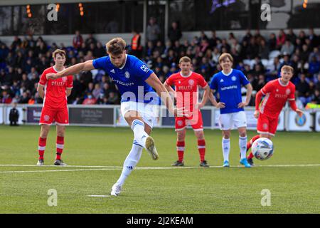 Macclesfield, Royaume-Uni. 02nd avril 2022. Tom Clare #9 de Macclesfield FC a obtenu un score de la pénalité pour le faire 2-0 à Macclesfield, Royaume-Uni, le 4/2/2022. (Photo de Conor Molloy/News Images/Sipa USA) crédit: SIPA USA/Alay Live News Banque D'Images