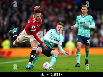 Diogo Dalot de Manchester United (à gauche) et Harvey Barnes de Leicester City se battent pour le ballon lors du match de la Premier League à Old Trafford, Manchester. Date de la photo: Samedi 2 avril 2022. Banque D'Images