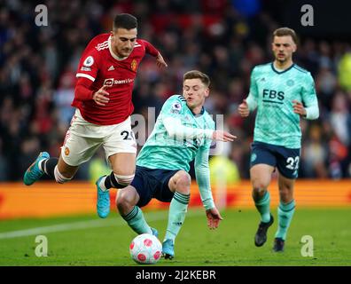 Diogo Dalot de Manchester United (à gauche) et Harvey Barnes de Leicester City se battent pour le ballon lors du match de la Premier League à Old Trafford, Manchester. Date de la photo: Samedi 2 avril 2022. Banque D'Images