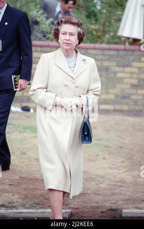 Chelsea Flower Show, 21st mai 1988. La reine Elizabeth II visite le salon de jardin qui a lieu sur le terrain du Royal Hospital Chelsea, Londres. Banque D'Images