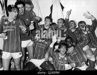 Match de la Division 4 de la Ligue anglaise à Ninian Park.Cardiff City 2 v Crewe Alexandra 0. Les joueurs de Cardiff City célèbrent leur promotion de la division quatre à trois dans le dressing après le match contre Crewe. Rangée arrière de gauche à droite : Brian McDermott, Mike Ford, Nicky Platnauer, Nigel Stevenson, George Wood Phil Bater, Paul Wheeler. Première rangée : Steve Mardenborough, Mark Kelly et Kevin Bartlett. 2nd mai 1988. Banque D'Images