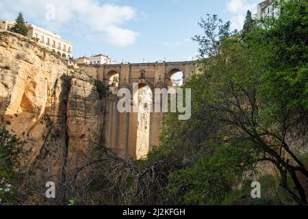 Puente Nuevo, le plus récent et le plus grand des trois ponts de Ronda, Espagne. Vue de dessous Banque D'Images