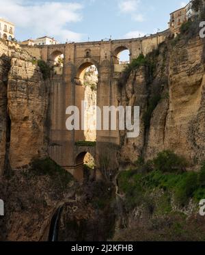 Puente Nuevo, le plus récent et le plus grand des trois ponts de Ronda, Espagne. Vue de dessous Banque D'Images